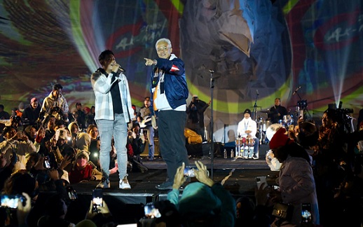 Denny Caknan mengajak Gubernur Jateng Ganjar Pranowo naik ke panggung pada konser musik Jazz di Atas Awan pada gelaran Dieng Culture Festival (DCF) 2022, Jumat (2/9/2022) malam