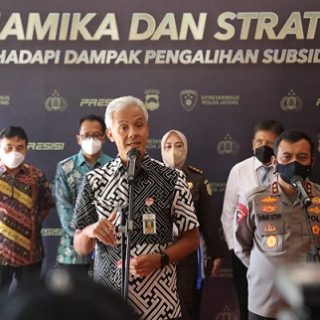 Gubernur Ganjar Pranowo dan Kapolda Jateng Irjen Pol Ahmad Luthfi hadir dalam Diskusi Panel Dinamika dan Strategi Menghadapi Dampak Pengalihan Subsidi BBM di Hotel Patra Jasa, Selasa (27/9/2022)