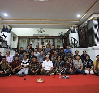 Gubernur Ganjar Pranowo foto bersama rombongan Kades dari Kabupaten Dompu, Nusa Tenggara Barat (NTB). Mereka mendatangi kediaman Ganjar di Puri Gedeh, Kota Semarang, untuk belajar tentang pengelolaan pemerintahan desa, dana desa, dan pengembangan desa, Kamis (1/9/2022) malam