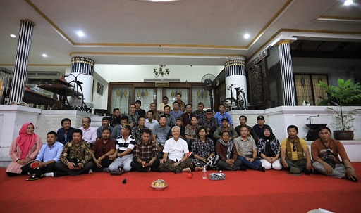 Gubernur Ganjar Pranowo foto bersama rombongan Kades dari Kabupaten Dompu, Nusa Tenggara Barat (NTB). Mereka mendatangi kediaman Ganjar di Puri Gedeh, Kota Semarang, untuk belajar tentang pengelolaan pemerintahan desa, dana desa, dan pengembangan desa, Kamis (1/9/2022) malam