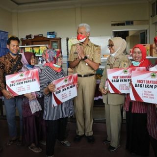 Gubernur Jawa Tengah Ganjar Pranowo menyalurkan program bantuan sosial kepada Industri Kecil Menengah (IKM) di Klaten, Senin (19/9/2022). Di Jawa Tengah ada 1.810 IKM penerima bantuan