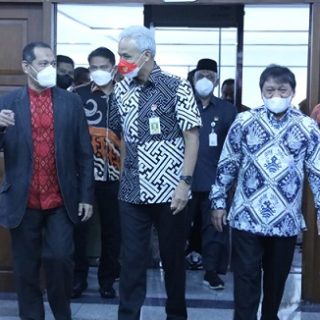 Wakil Ketua KPK RI, Nurul Ghufron dan Gubernur Jawa Tengah, Ganjar Pranowo, menghadiri Rapat Koordinasi Pemberantasan Tindak Pidana Korupsi Terintegrasi dalam upaya mewujudkan Pemda yang profesional, transparan, akuntabel, dan bebas korupsi di wilayah Pemprov Jateng di kompleks Kantor Gubernur Jateng di Semarang, Selasa (27/9/2022)