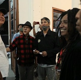 Gubernur Jateng Ganjar Pranowo menyempatkan menonton konser "Senandung Anak Wayang Reunion" yang menampilkan musikus-musikus gaek, antara lain Sawung Jabo bersama Sirkus Barock. Konser berlangsung di Taman Budaya Yogyakarta, Minggu (18/9/2022) malam