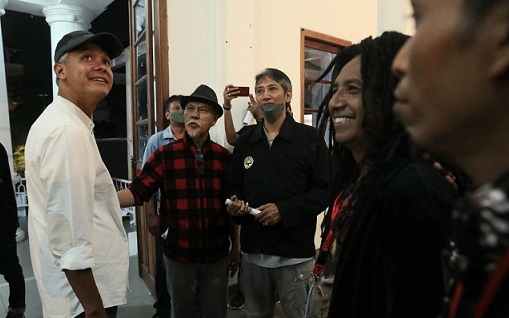 Gubernur Jateng Ganjar Pranowo menyempatkan menonton konser "Senandung Anak Wayang Reunion" yang menampilkan musikus-musikus gaek, antara lain Sawung Jabo bersama Sirkus Barock. Konser berlangsung di Taman Budaya Yogyakarta, Minggu (18/9/2022) malam