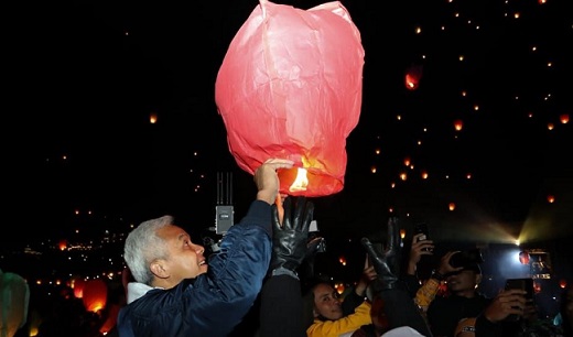 Gubernur Jateng ganjar Pranowo menerbangkan lampion pada rangkaian acara Dieng Culture Festival 2022