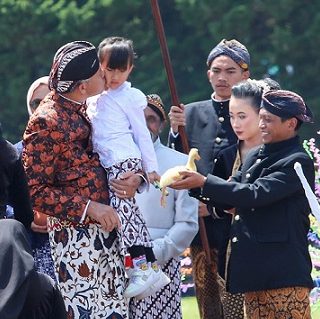 MERI WARNA KUNING. Belasan anak bajang melakukan potong rambut gimbal pada acara Dieng Culture Festival 2022 di Banjarnegara. Mereka pun mengajukan permintaan yang berbeda-beda kepada Gubernur Jateng Ganjar Pranowo. Salah satunya Dewani Alessandra (5) yang hanya meminta dua ekor meri atau anak bebek berwarna kuning sebagai syarat potong gimbal  