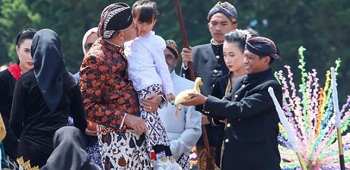 MERI WARNA KUNING. Belasan anak bajang melakukan potong rambut gimbal pada acara Dieng Culture Festival 2022 di Banjarnegara. Mereka pun mengajukan permintaan yang berbeda-beda kepada Gubernur Jateng Ganjar Pranowo. Salah satunya Dewani Alessandra (5) yang hanya meminta dua ekor meri atau anak bebek berwarna kuning sebagai syarat potong gimbal  