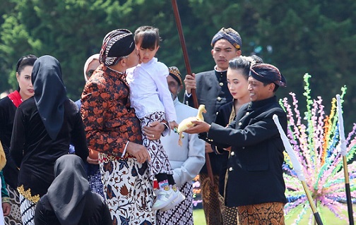 MERI WARNA KUNING. Belasan anak bajang melakukan potong rambut gimbal pada acara Dieng Culture Festival 2022 di Banjarnegara. Mereka pun mengajukan permintaan yang berbeda-beda kepada Gubernur Jateng Ganjar Pranowo. Salah satunya Dewani Alessandra (5) yang hanya meminta dua ekor meri atau anak bebek berwarna kuning sebagai syarat potong gimbal  