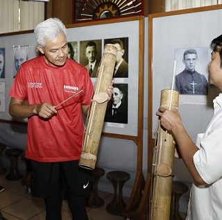 Gubernur Jateng Ganjar Pranowo mencoba memainkan Tutuhao, alat musik khas daerah Nias. Ganjar yang mengunjungi Pulau Nias, Sumatera Utara, juga mendapat hadiah sebuah buku yang mengulas tentang Pulau Nias, Senin (26/9/2022)