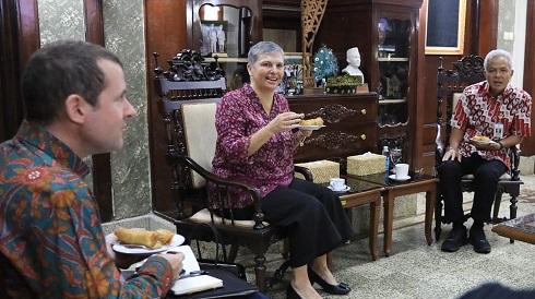Dubes Australia untuk Indonesia, Penny Williams, ternyata sempat tinggal lama di Indonesia. Dengan diidampingi oleh Sekretaris I Bidang Politik Tom Coghlan, Penny mengunjungi Gubernur Jateng Ganjar Pranowo di Rumah Jabatannya, Rabu (14/9)