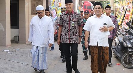 Gubernur Jawa Tengah, Ganjar Pranowo, mendatangi Pondok Pesantren Al Anwar, Sarang, Rembang untuk menyampaikan belasungkawa atas wafatnya Ibu Nyai Hj Heni Maryam Maimoen, istri dari KH Maimoen Zubair. Gubernur disambut dua putra KH Maimoen Zubair, yakni KH Muhammad Idror Maimoen dan Gus Yasin, yang sekaligus Wakil Gubernur Jawa Tengah