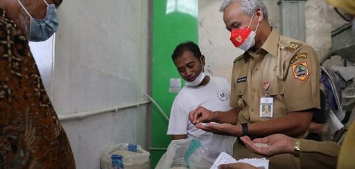 Gubernur Jawa Tengah Ganjar Pranowo melihat jenis beras Srinuk di Kabupaten Klaten, Senin (19/9/2022). Beras jenis Srinuk menjadi produk pertanian unggulan saat ini