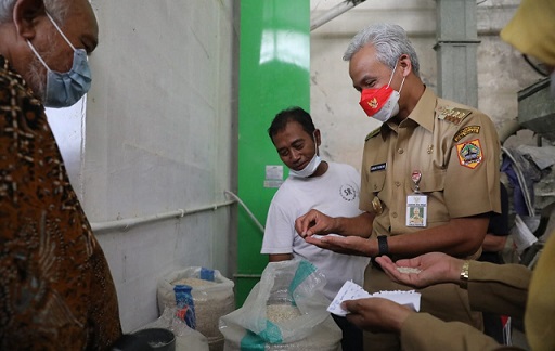 Gubernur Jawa Tengah Ganjar Pranowo melihat jenis beras Srinuk di Kabupaten Klaten, Senin (19/9/2022). Beras jenis Srinuk menjadi produk pertanian unggulan saat ini