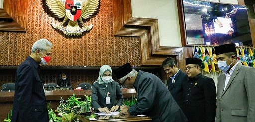 Gubernur Jateng menyaksikan penandatanganan pengesahan Rancangan Peraturan Daerah (Raperda) Perubahan APBD Tahun Anggaran 2022 pada Rapat Paripurna di Gedung DPRD Jawa Tengah, Jumat (30/9)