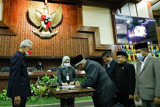 Gubernur Jateng menyaksikan penandatanganan pengesahan Rancangan Peraturan Daerah (Raperda) Perubahan APBD Tahun Anggaran 2022 pada Rapat Paripurna di Gedung DPRD Jawa Tengah, Jumat (30/9)