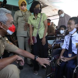 Gubernur Jawa Tengah, Ganjar Pranowo, mengunjungi Desa Birit Kecamatan Wedi, Kabupaten Klaten sebagai Desa Ramah Disabilitas, Senin (19/9/2022). Di desa ini, para penyandang disabilitas tergabung dalam Komunitas Satu Hati