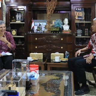 Duta Besar Australia untuk Indonesia Penny Williams PSM berkunjung ke rumah dinas Gubernur Jateng Ganjar Pranowo, Rabu (14/9/2022). Pemprov Jateng memperkuat kerja sama di bidang kesehatan, pendidikan dan ekonomi dengan Australia