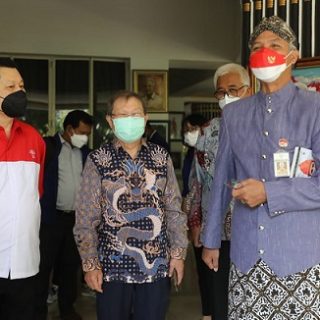 Dokter Lie Dharmawan (tengah), pendiri Rumah Sakit Apung menemui Gubernur Jateng Ganjar Pranowo di rumah dinas Puri Gedeh, Kamis (15/9). Dokter Lie datang bersama rombongan Yayasan doctorSHARE