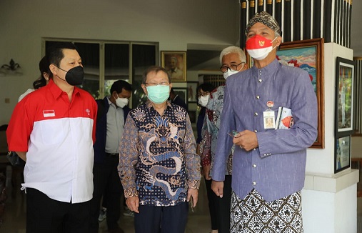 Dokter Lie Dharmawan (tengah), pendiri Rumah Sakit Apung menemui Gubernur Jateng Ganjar Pranowo di rumah dinas Puri Gedeh, Kamis (15/9). Dokter Lie datang bersama rombongan Yayasan doctorSHARE