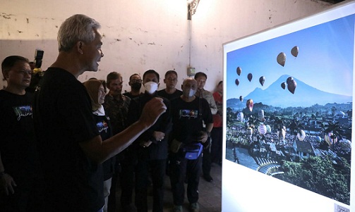 Gubernur Jawa Tengah Ganjar Pranowo membuka dan melihat pameran fotografi yang digelar di Gedung Oudetrap, Kota Lama Semarang, Selasa (27/9/2022) malam