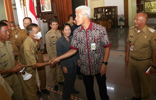 Gubernur Jawa Tengah, Ganjar Pranowo, menemui Pj Bupati Pati beserta jajaran, di pendapa kabupaten setempat, Selasa (6/9). Gubernur menyampaikan beberapa tugas yang harus dilakukan Pj Bupati Pati, Henggar Budi Anggoro, dan jajarannya