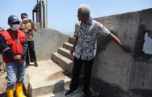 Gubernur Jawa Tengah, Ganjar Pranowo, meninjau proyek tanggul laut dan drainase di Pekalongan Utara, Kota Pekalongan, Rabu (7/9/2022). Ganjar masih menemukan rembesan air laut di salah satu sisi bagian tanggul
