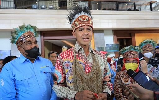 Gubernur Jawa Tengah, Ganjar Pranowo, memberi keterangan pers terkait Surat Edaran kepada bupati/wali kota soal penggunaan aspal Buton, usai menghadiri acara FGD terkait Strategi Percepatan Pembangunan Gender di Provinsi Papua Barat di Novotel Hotel, Jumat (30/9)