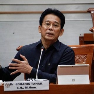 Dr Johanis Tanak SH MH