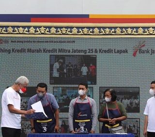 Gubernur Jateng Ganjar Pranowo menghadiri launching Kredit Mitra Jateng 25 dan Kredit Lapak di halaman Bank Jateng Cabang Surakarta, Jumat (9/9/2022)