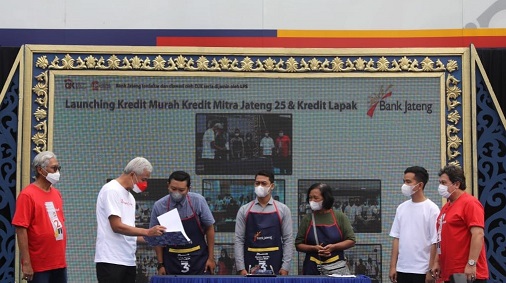 Gubernur Jateng Ganjar Pranowo menghadiri launching Kredit Mitra Jateng 25 dan Kredit Lapak di halaman Bank Jateng Cabang Surakarta, Jumat (9/9/2022)