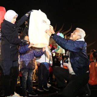 Gubernur Jawa Tengah Ganjar Pranowo dan istri menerbangkan balon ditemani Rehan, si Bocah Gimbal Dieng. Pesta lampion tersebut dalam rangkaian acara Dieng Culture Festival (DCF) 2022 yang berlangsung Jumat (2/9) malam