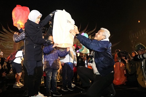 Gubernur Jawa Tengah Ganjar Pranowo dan istri menerbangkan balon ditemani Rehan, si Bocah Gimbal Dieng. Pesta lampion tersebut dalam rangkaian acara Dieng Culture Festival (DCF) 2022 yang berlangsung Jumat (2/9) malam