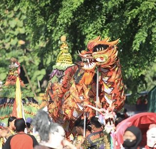Liong diikuti Gunungan saat hendak melakukan kirab budaya