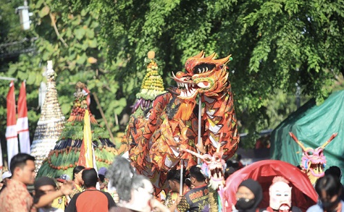Liong diikuti Gunungan saat hendak melakukan kirab budaya