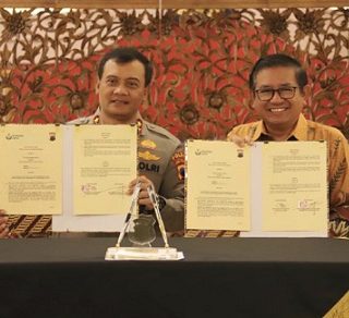 Direktur Utama Petrokimia Gresik, Dwi Satriyo Annurogo bersama Kapolda Jawa Tengah, Irjen Pol Ahmad Luthfi menunjukan Nota Kesepahaman