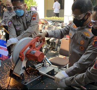Kapolda Jateng memusnahkan barang bukti knalpot brong hasil operasi di wilayah hukumnya.