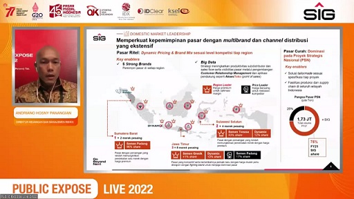 Direktur Keuangan dan Manajemen Risiko SIG, Andriano Hosny Panangian memberikan paparan pada acara Public Expose Live 2022.