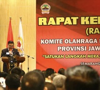 Ketum KONI Jateng memberikan sambutan pada pembukaan raker.