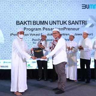 Asisten Deputi Bidang Tanggung Jawab Sosial dan Lingkungan (TJSL) Kementerian BUMN Edi Eko Cahyono (lima dari kanan) menyerahkan modul Vokasi kepada salah satu peserta Training of Trainer (ToT) pada kegiatan kick off Program Bakti BUMN untuk Santri, Rabu (14/9).