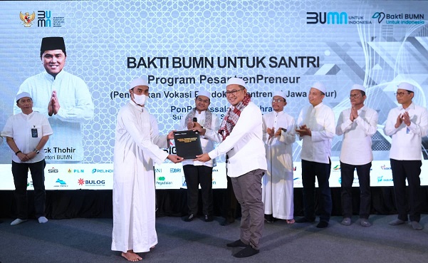 Asisten Deputi Bidang Tanggung Jawab Sosial dan Lingkungan (TJSL) Kementerian BUMN Edi Eko Cahyono (lima dari kanan) menyerahkan modul Vokasi kepada salah satu peserta Training of Trainer (ToT) pada kegiatan kick off Program Bakti BUMN untuk Santri, Rabu (14/9).