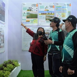 Pengunjung mendapat penjelasan mengenai pengelolaan lingkungan yang dilakukan SIG di Pabrik Tuban serta pengelolaan limbah yang dilakukan Nathabumi pada kegiatan Jatim Environment Exhibition & Forum 2022 di Surabaya, Senin (12/9).