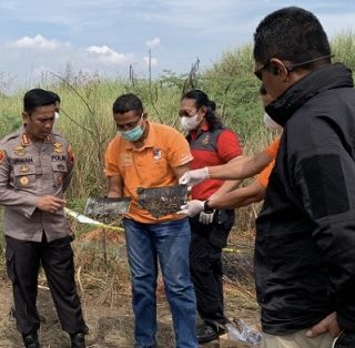 Kapolrestabes Semarang bersama Dirkrimum Polda Jateng menunjukan plat nomer Kendaraan milik pegawai Bapenda yang hilang