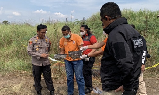 Kapolrestabes Semarang bersama Dirkrimum Polda Jateng menunjukan plat nomer Kendaraan milik pegawai Bapenda yang hilang