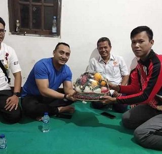 Ketua Umum KONI Kota Semarang, Arnaz Agung Andrarasmara, menjenguk pesilat andalan Kota Semarang, Muhammad Ismail, yang mengalami cedera saat latihan. Kondisi Ismail sudah terfasilitasi asuransi BPJS Ketenagakerjaan yang preminya telah dibayarkan KONI Kota Semarang