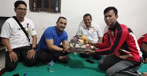 Ketua Umum KONI Kota Semarang, Arnaz Agung Andrarasmara, menjenguk pesilat andalan Kota Semarang, Muhammad Ismail, yang mengalami cedera saat latihan. Kondisi Ismail sudah terfasilitasi asuransi BPJS Ketenagakerjaan yang preminya telah dibayarkan KONI Kota Semarang