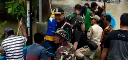BPBD Jateng dan personel TNI melakukan evakuasi pengungsi banjir Cilacap