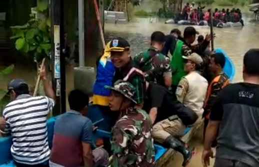 BPBD Jateng dan personel TNI melakukan evakuasi pengungsi banjir Cilacap