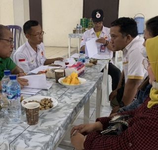 Ketua Umum Barisan Republik, Febryan Adhitya saat melakukan verifikasi data ke pelaku UMKM