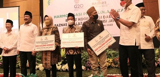 Gubernur Jateng Ganjar Pranowo menyerahkan bantuan program penanggulangan stunting pada acara pembukaan Rakorda Baznas dan LAZ se-Jateng di Hotel Grand Mercure, Sukoharjo, Jumat (14/10/2022)