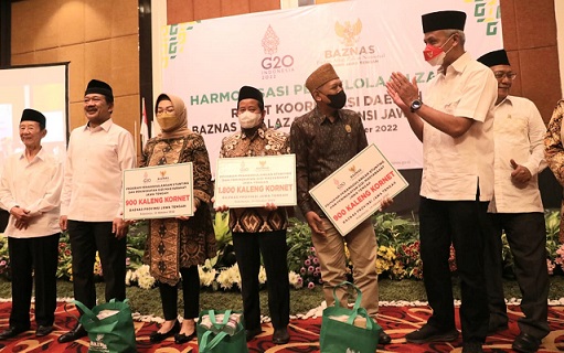 Gubernur Jateng Ganjar Pranowo menyerahkan bantuan program penanggulangan stunting pada acara pembukaan Rakorda Baznas dan LAZ se-Jateng di Hotel Grand Mercure, Sukoharjo, Jumat (14/10/2022)